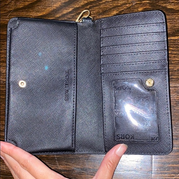 Michael Kors saffiano leather wristlet - Picture 2 of 5